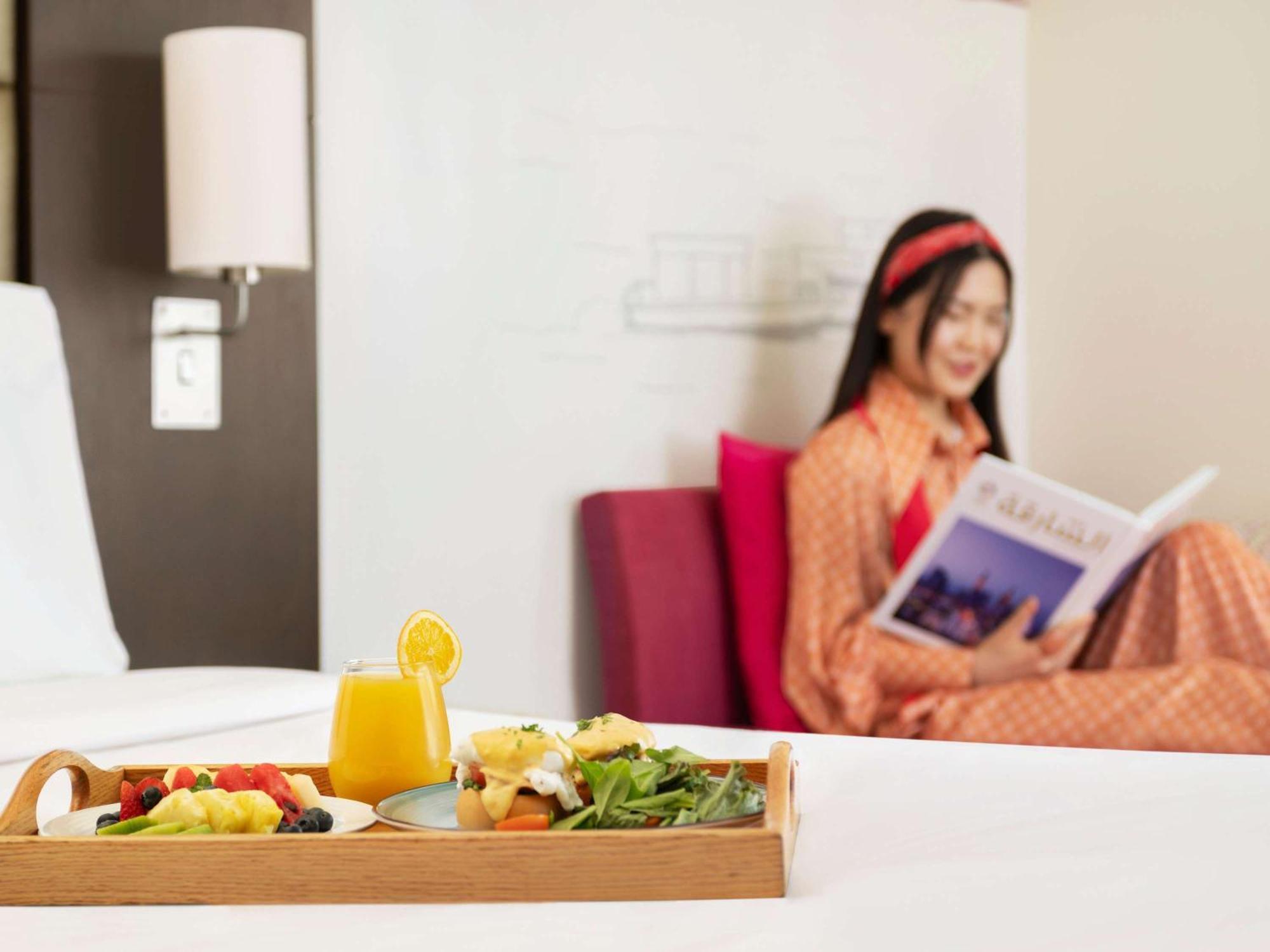 Отель Ibis Styles Шарджа Экстерьер фото