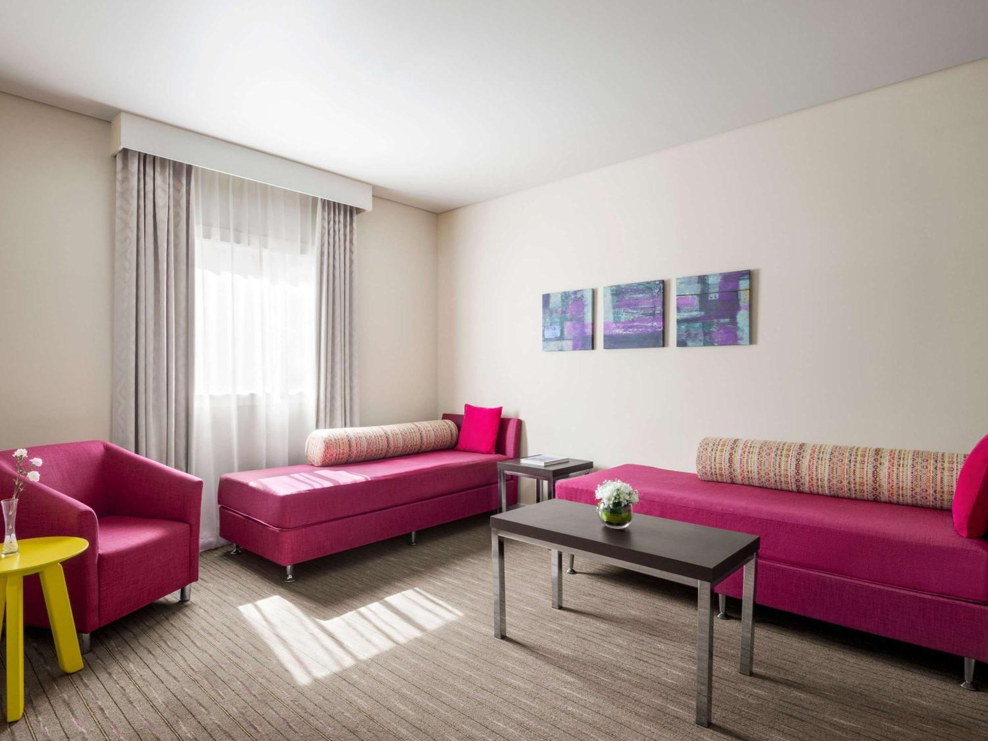 Отель Ibis Styles Шарджа Экстерьер фото