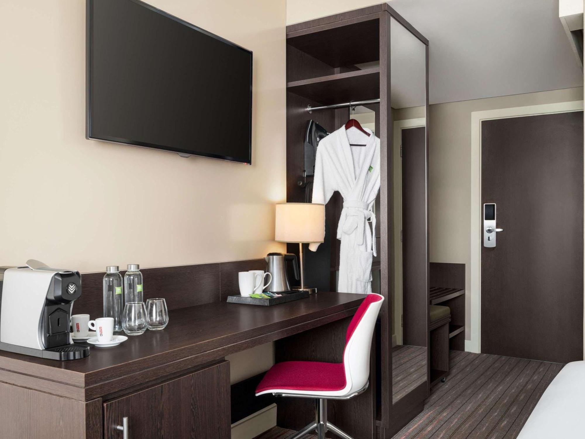 Отель Ibis Styles Шарджа Экстерьер фото