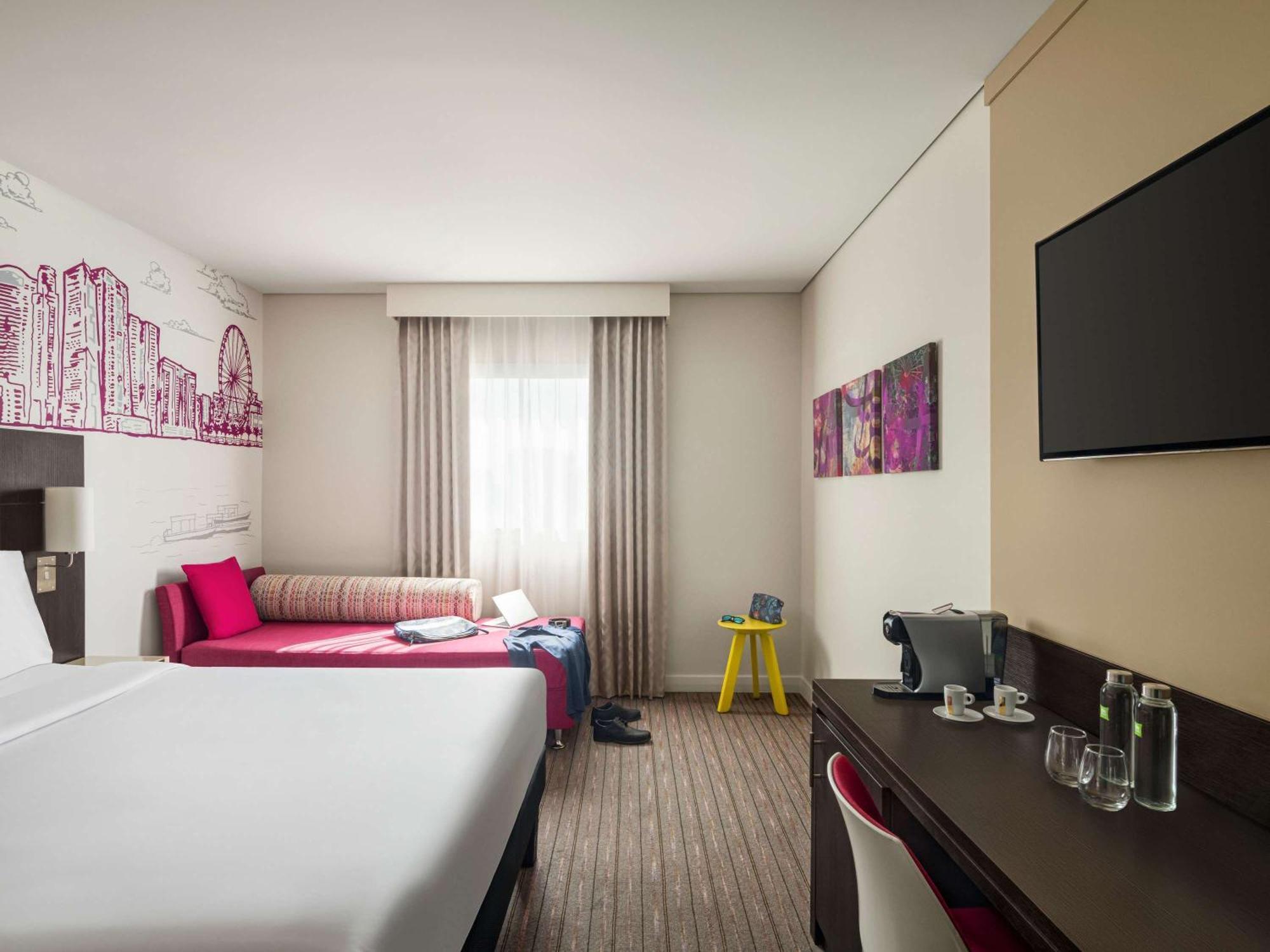 Отель Ibis Styles Шарджа Экстерьер фото