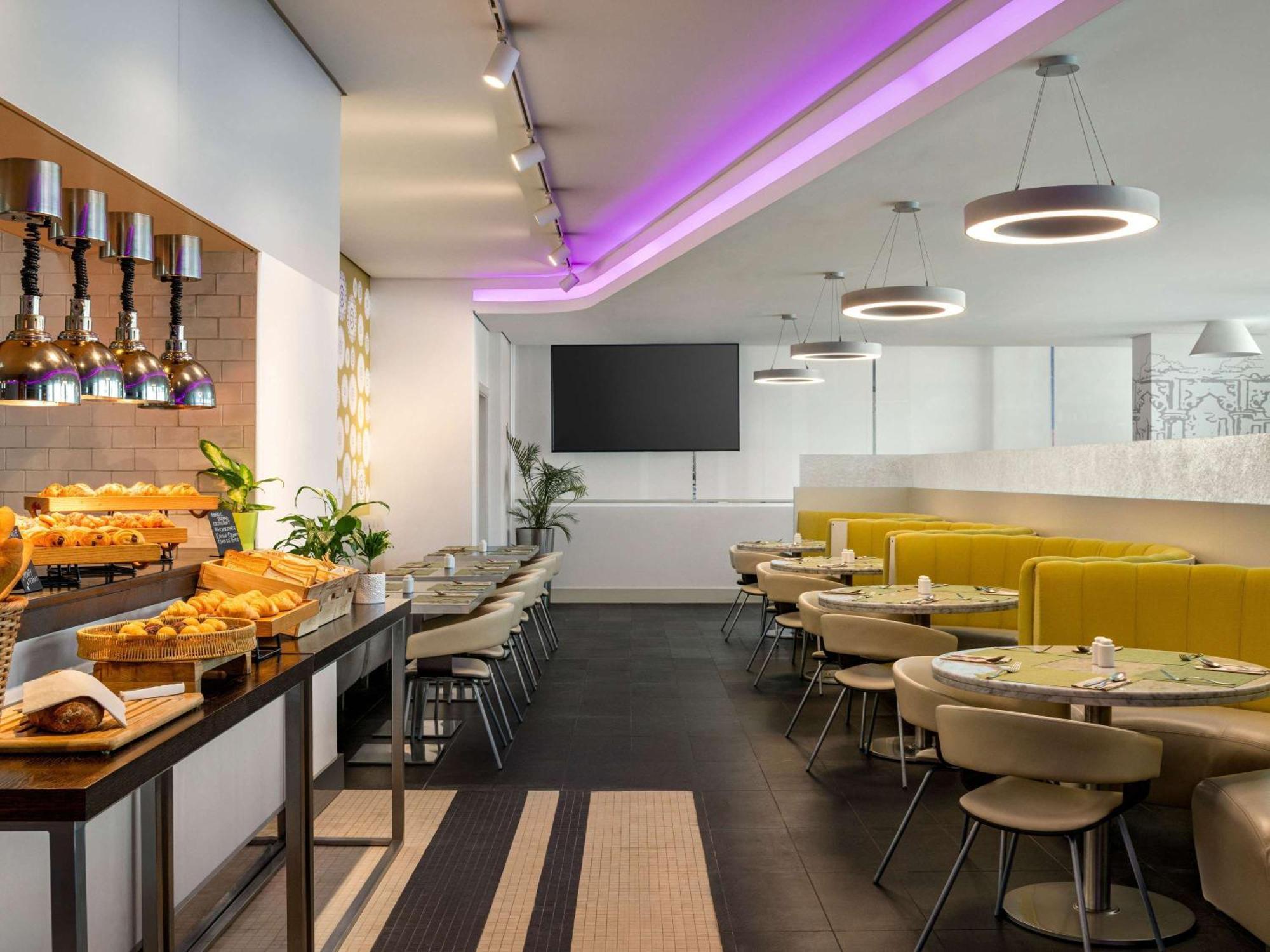 Отель Ibis Styles Шарджа Экстерьер фото