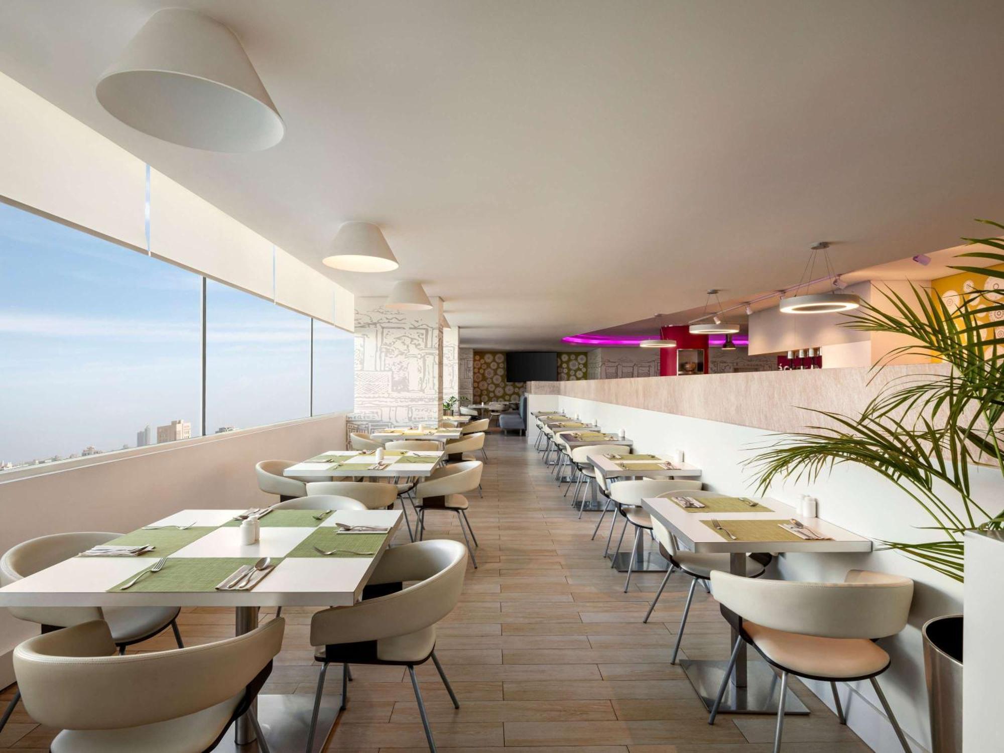 Отель Ibis Styles Шарджа Экстерьер фото